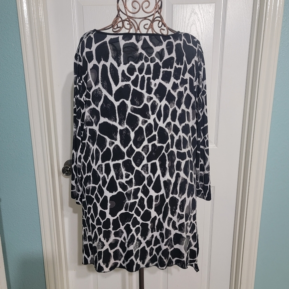 Peter Nygard Black & White Animal Print Scoop Neck Top/Tunic  Women's Size 1X - Picture 2 of 6